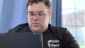 A client concentrates on a computer screen